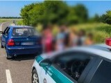 Un șofer fără permis ducea 17 oameni într-o mică Skoda Felicia din Slovacia. Ce a urmat