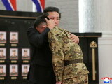 Kim Jong Un a îngenuncheat în fața unui supus de-al său, apoi l-a îmbrățișat pe un altul. Omul a înlemnit | FOTO