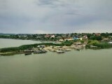 Satul unde tinerii plecați în străinătate se întorc acasă cu idei de afaceri. La 25 de ani Alex e deja marangozul (…)