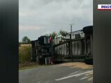 Un camion cu grâu s-a răsturnat în Arad după ce ar fi explodat un cauciuc. A lovit un alt vehicul pe contrasens