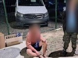 Doi bărbați au furat bere dintr-o benzinărie și au sărit într-un râu ca să scape de polițiști