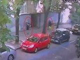 Momentul în care fostul șef al parlamentului Ucrainei este împușcat de 5 ori de un individ deghizat în curier | Video