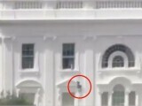 Momentul în care mai multe obiecte „misterioase” au fost aruncate de la o fereastră a Casei Albe. VIDEO