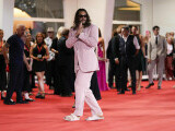 Jason Momoa, în costum și papuci roz pe covorul roșu de la Veneția. Actorul și-a asortat și unghiile. FOTO