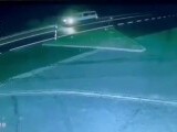 Momentul în care un șofer virează fără semnalizeze și este izbit de o mașină, în Suceava. Bărbatul a murit