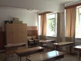 Un elev din Cluj-Napoca a dislocat umărul unei învăţătoare, a lovit-o pe directoarea adjunctă şi a muşcat mâna (…)
