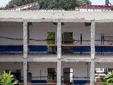 Cea mai mare școală din țară începe anul cu directori demisionari și clase mutate în containere. Părinte: Suntem (…)