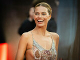 Margot Robbie, imposibil de ignorat pe covorul roșu. Ținuta îndrăzneață purtată de actriță. GALERIE FOTO