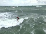 Surferii și-au testat limitele pe litoralul românesc: „Extraordinar. În sfârșit pot să zic că avem valuri de ocean”