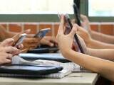 Suedia va interzice telefoanele mobile în școli din 2026. Ce elevi sunt vizați de noua măsură