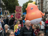 Mii de oameni au protestat la Londra față de vizita de stat a lui Donald Trump: „Migranții sunt bineveniți, el nu”. FOTO