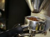 Criza cafenelelor: scumpirile și costurile mari îi trimit pe români să-și prepare cafeaua acasă