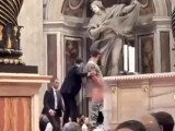 Un individ dezbrăcat a vrut să urineze pe altarul Basilicii Sfântul Petru. Papa Leon a cerut urgent un ritual „de (…)