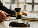 Mai puțină birocrație în Justiție. Parlamentul a adoptat o lege care simplifică redactarea hotărârilor judecătorești