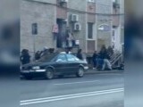 Mai mulți elevi care abia ieșiseră de la școală s-au bătut în stația de autobuz. „Își lasă copilul la școală și vine (…)