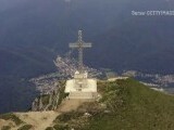 „Sub Sfinxul din Bucegi e un buncăr bântuit”. Câți români sunt convinși că la noi în țară există locuri cu o (…)