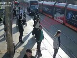 Momentul în care o femeie din Turcia a pășit în fața tramvaiului. A fost distrasă de muzica din căști