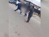 Imagini șocante în Râmnicu Sărat. Un bărbat a fost înjunghiat de un vecin mai în vârstă. Mama victimei a filmat atacul