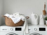Cum să speli corect hainele albe – trucuri și sfaturi pentru rufe strălucitoare și fără pete