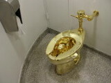 Toaleta din aur de 18 carate creată de Maurizio Cattelan va fi scoasă la licitație în New York. Prețul de pornire