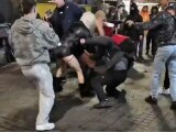 O bătaie violentă a izbucnit între mai multe persoane la o petrecere de Halloween din Manchester. VIDEO
