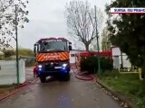 Alertă în Prahova. Un incendiu a cuprins un atelier auto unde erau depozitate zeci de tone de azotat