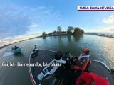 Două bărci s-au ciocnit frontal la un concurs de pescuit, în Delta Dunării. Un om a fost aruncat în aer la impact. VIDEO
