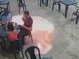 Momentul în care un bărbat aprinde o țigară la o benzinărie din Brazilia și provoacă o explozie uriașă. VIDEO