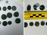 „Comoara” găsită de polițiști acasă la un angajat al unui muzeu, de unde dispăruseră şapte monede medievale româneşti