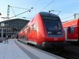 Un bărbat a supravieţuit după ce a fost călcat de tren în Germania. Victima are un braț rupt
