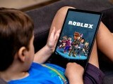 Copiii nu vor mai putea vorbi cu adulți necunoscuți pe Roblox. Platforma impune verificarea vârstei prin (…)