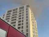 Incendiu cu degajări mari de fum într-un bloc din Sectorul 5. Salvatorii verifică apartamentele pentru posibile victime