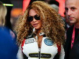 Beyoncé, apariție spectaculoasă la Formula 1 Las Vegas. Artista a purtat un costum de curse creat special pentru ea. (…)