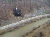 Stâncă de 200 de tone, detonată controlat pe Valea Mureșului. Exista riscul să se prăbușească de pe versant