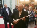 Vladimir Putin, filmat când încearcă să cânte la un instrument, în Kârgâzstan. Era însoțit de mai mulți lideri | VIDEO