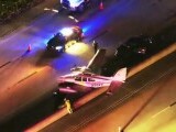 Un șofer din Florida s-a trezit cu o „surpriză” pe mașina lui. Un avion de mici dimensiuni a „aterizat” direct pe (…)