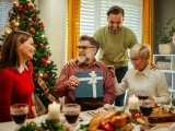 Ce cadouri să le iei părinților de Crăciun: Idei utile și emoționante pentru 2025