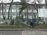O profesoară din Galați s-a ales cu dosar penal după ce și-ar fi amenințat elevii cu un cuțit. De ce venea cu arma (…)