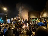 Zeci de mii de americani se alătură manifestaţiilor de protest înaintea paradei militare a lui Trump