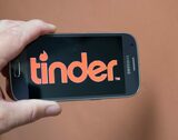 O nouă opțiune pe aplicația Tinder generează discuții aprinse: „Tinder a declarat război bărbaților scunzi”