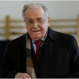 Ion Iliescu rămâne internat la secția ATI a Spitalului SRI. Fostul președinte se află sub tratament complex administrat