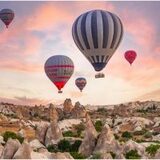 Un pilot a murit după aterizarea forțată a două baloane cu aer cald în Cappadocia. 31 de turiști au fost răniți (…)