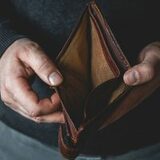 Românii, tot mai îngrijorați de creșterea cursului euro. Mulți se plâng că simt deja în buzunare efectele (…)