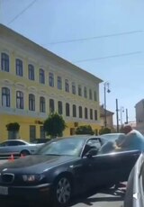 Bătaie în trafic la Arad: un bărbat de 55 de ani a fost reținut după ce a agresat un tânăr șofer. Momentul a fost filmat