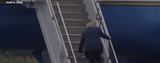 Donald Trump s-a împiedicat pe scările Air Force One. Momentul a devenit viral: „Doamne, o să reziste 4 ani?” I VIDEO