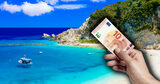 Pleci în concediu în Grecia? Cele 3 stațiuni în care ai șansa să găsești plaje unde NU trebuie să plătești 15 euro (…)