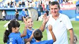 În urmă cu 8 ani, un puşti de 7 ani îl invita pe Gică Hagi la ziua sa. Acum, puştiul a terminat şcoala ca şef de (…)