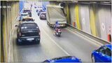 Aglomerație pe bulevardele adiacente, după ce au început lucrările pentru înlocuirea planșeului din Piața Unirii din (…)