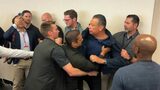 Senatorul american Alex Padilla, bruscat și încătușat la o conferință de presă din Los Angeles. Kamala Harris: un (…)