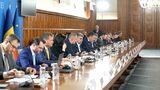 De râsul Europei! Cum au transformat liderii politici negocierile pentru salvarea României într-un reality show